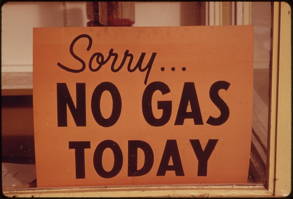 NO_GAS__SIGNS_WERE_A_COMMON_SIGHT_IN_OREGON_DURING_THE_FALL_OF_1973,_SUCH_AS_AT_THIS_STATION_IN_LINCOLN_CITY_ALONG..._-_NARA_-_555416