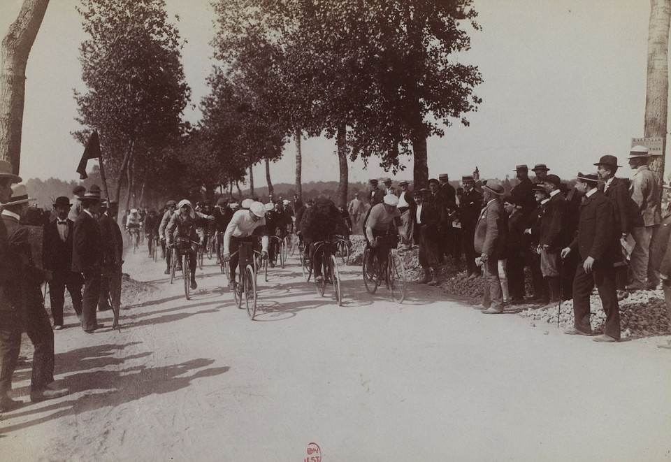 1200px-Départ_de_la_première_étape_du_premier_Tour_de_France_(Villeneuve-Saint-Georges_1903)