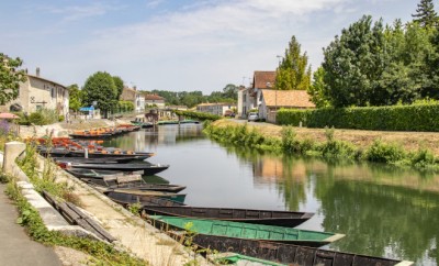 Coulon. Accostage de barques sur la Sèvre niortaise.  Poitou-Ch