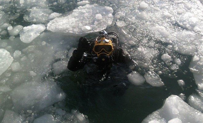 activités montagne plongée sous glace