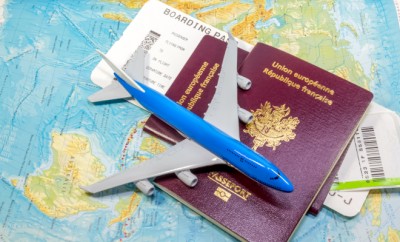 avion, passeports, carte d'accès à bord et ticket de bagages s