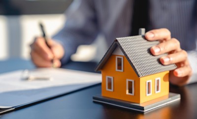 The homebuyer signs the document. Land salesperson submits land mortgage contract documents. Consult on contracts to buy and sell, insurance or real estate or property loans.