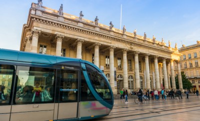 Tramway devant l'Opéra de Bordeaux, en Gironde, Nouvelle-Aquita