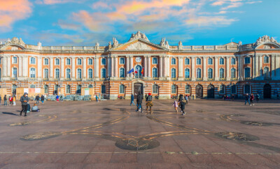 Place du Capitole and its tourists, in Toulouse in Haute-Garonne