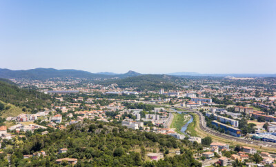 Vue ensoleillée sur la ville d'Alès depuis Notre-Dame-des-Mines (Occitanie, France)