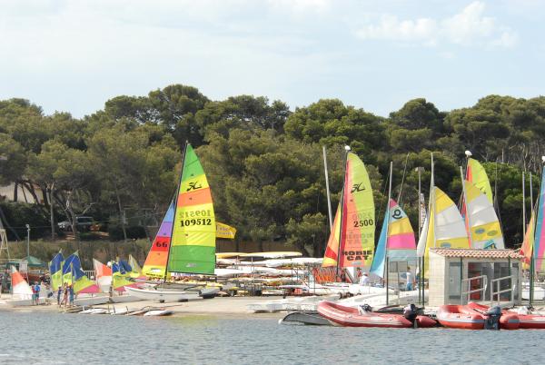 yacht club six fours les plages