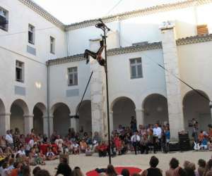 La Cascade, Maison Des Arts Du Clown Et Du Cirque