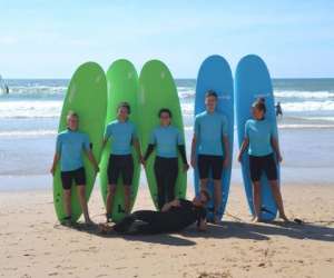 Ocean lovers surf school