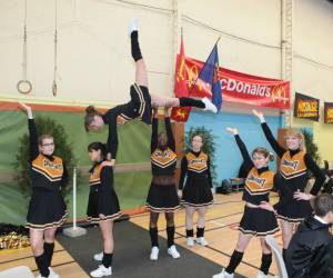 Cheerleading Golden Panthers Pour Les Conqurants De Ca