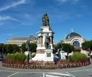 Statue Des Trois Siges