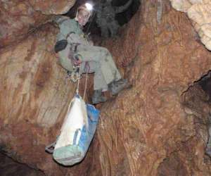 Pyrenees-autrement Randonnees , Speleologie Et Canyonin