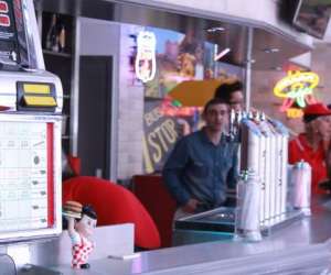 photo Restaurant bus stop diner Vernon 5719